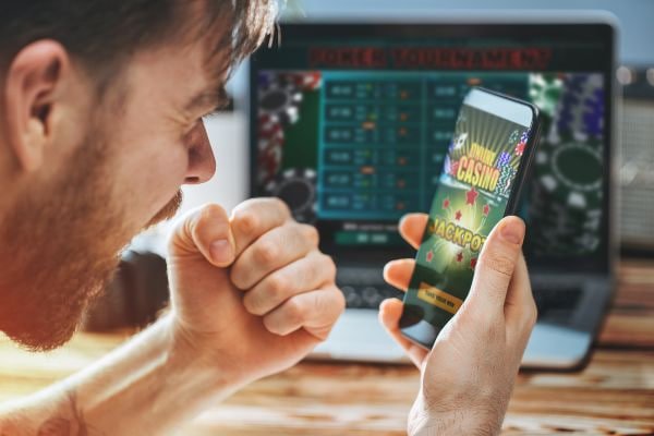syair bebek live Sic Bo game in progress with dice rolled and result being announced by dealer syair bebek live Sic Bo game in progress with dice rolled and result being announced by dealer